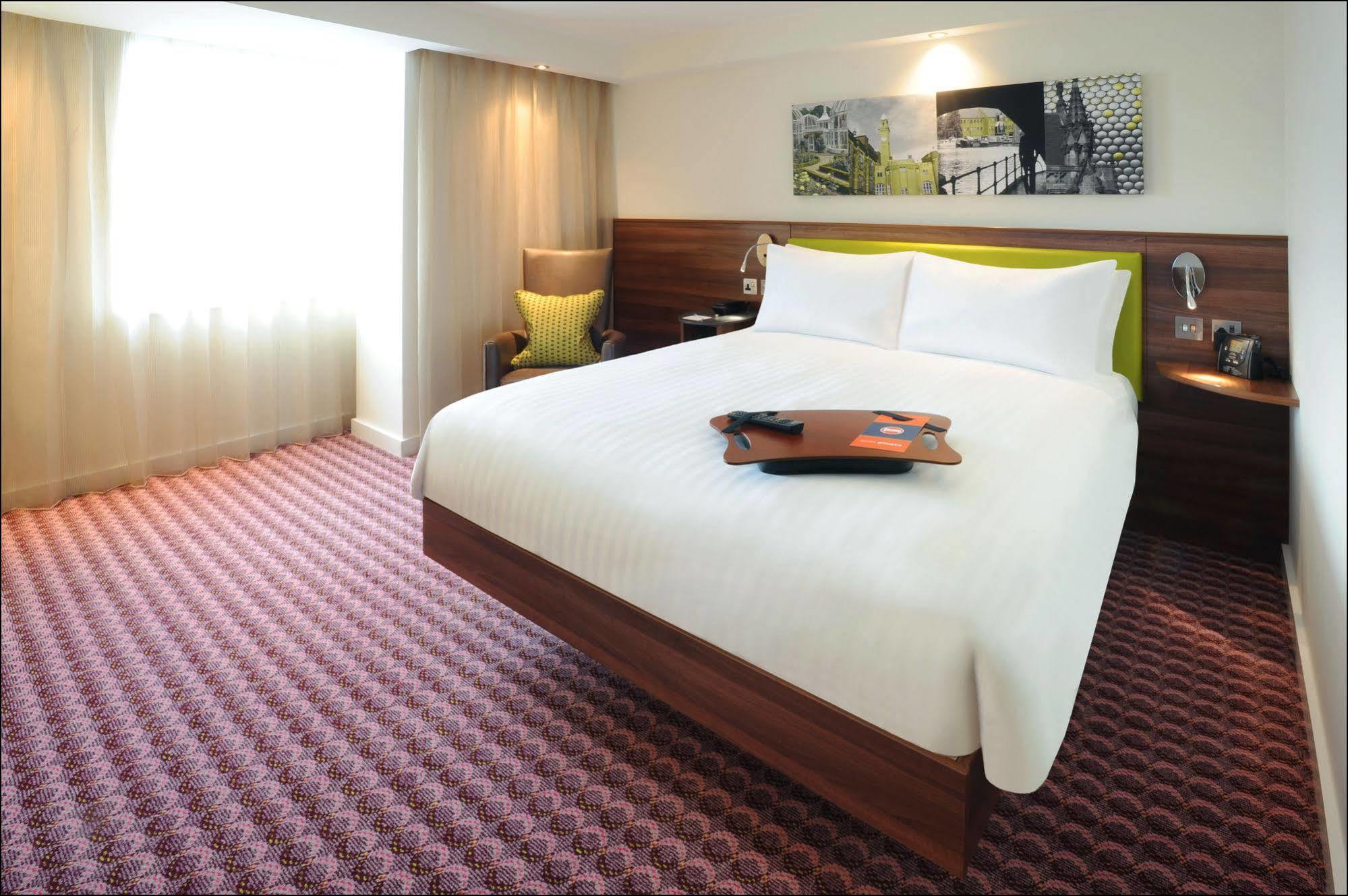 Hampton By Hilton Birmingham Broad Street Hotel Room photo